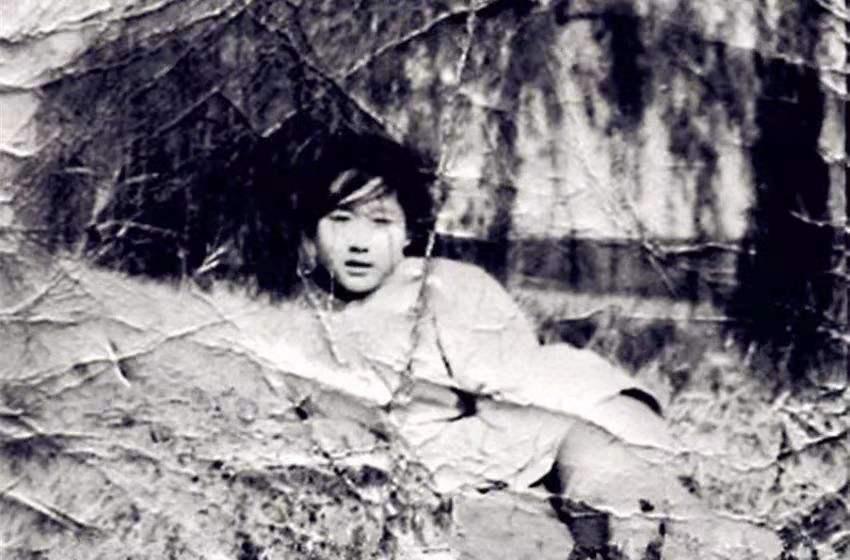 1938年，日军突袭，一日本鬼子拿起刺刀，将我军一位中弹的连长弄死。年轻女兵看到
