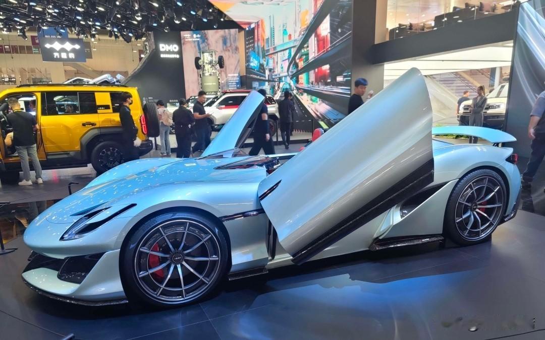 国产轿跑杀疯了！方程豹纯电轿跑携“王炸配置”碾压Model3
 
家人们，国产高