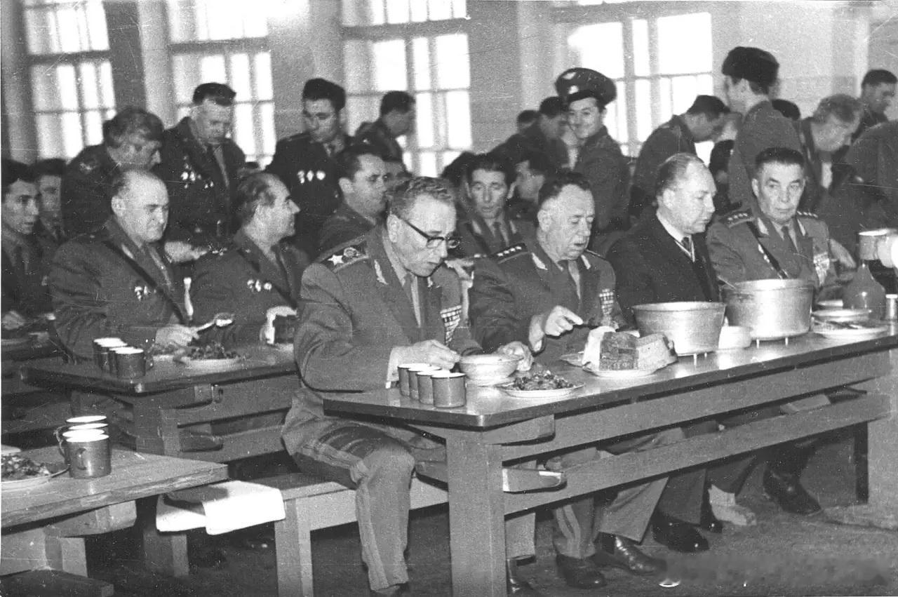 1975年苏军领导人在近卫空降兵第350团食堂，左起国防部长格列奇科元帅、总政治
