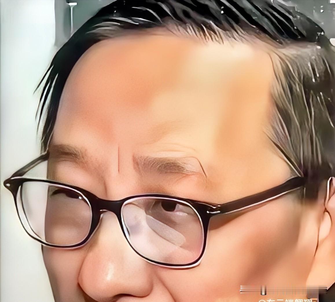 黄仁勋估计气得后槽牙都快咬碎了。他怎么也没料到，刚遵照特朗普要求，上交15%在华