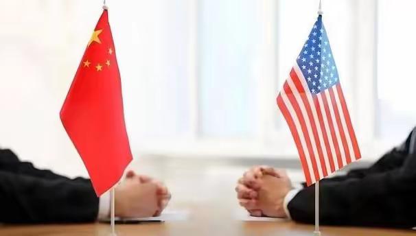 在英国留学的经济学博士岳建勇发出警告，别看现在中国经济是世界第二，但是还有两个大