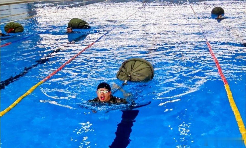 前线熄灯号军营晚点名人民前线 对军人来说军旅没有尽头能前进就绝不停步荣誉归零不是