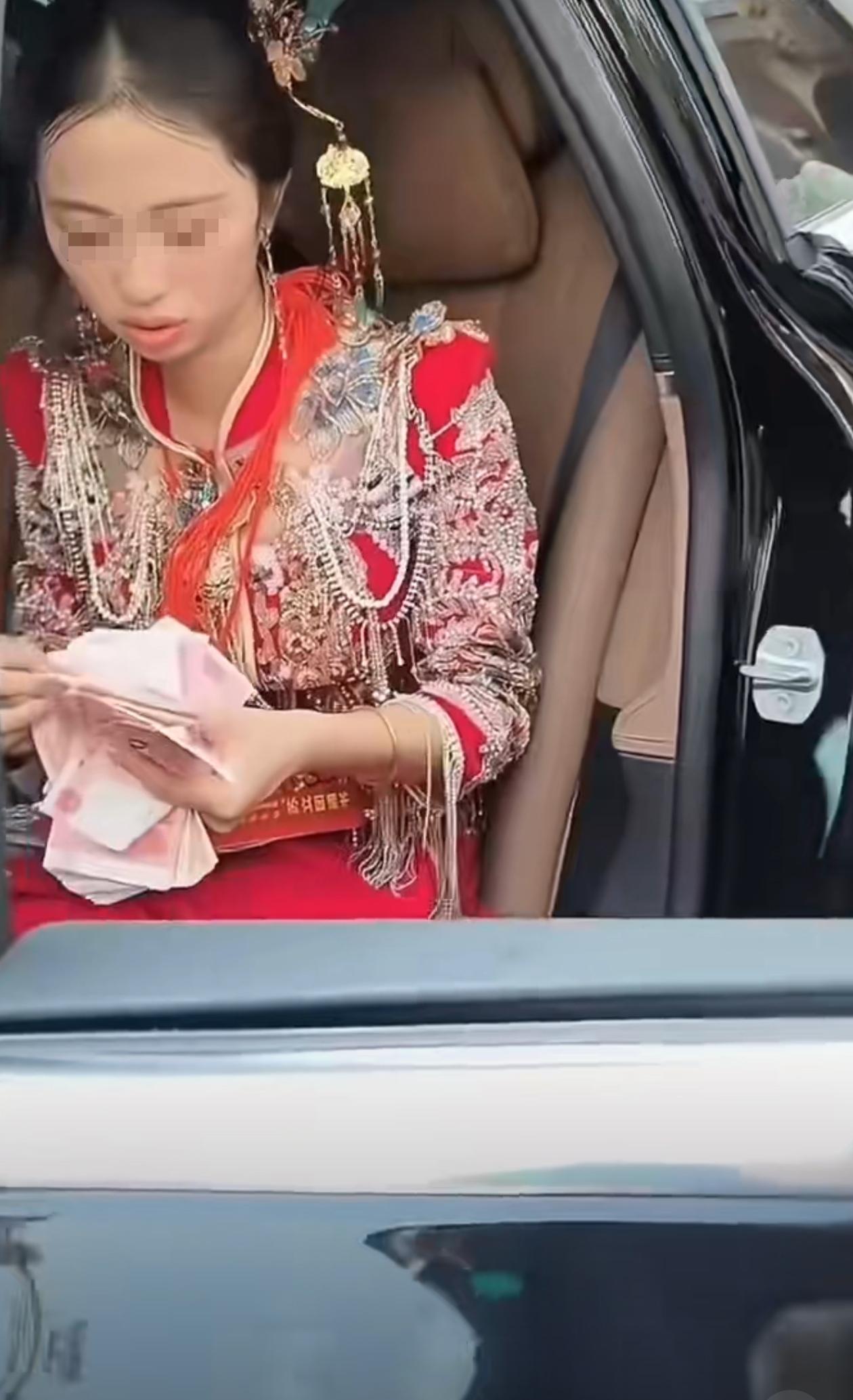 新娘婚车上当场点钱。唉，真是考虑不周，应该安排一个验钞机，万一混进一张假钞岂不是