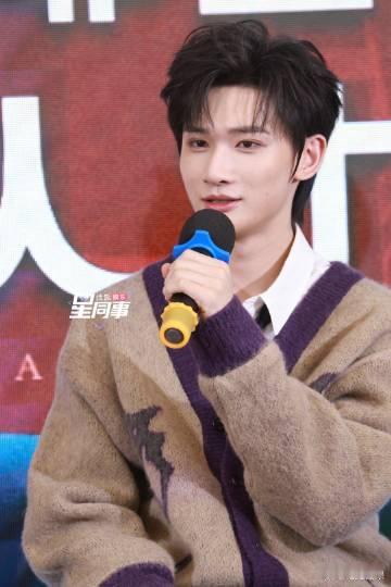 余宇涵躲C位失败家人们快来看，余宇涵躲C位被陈志朋“抓包”，拉回C位画面太有喜感
