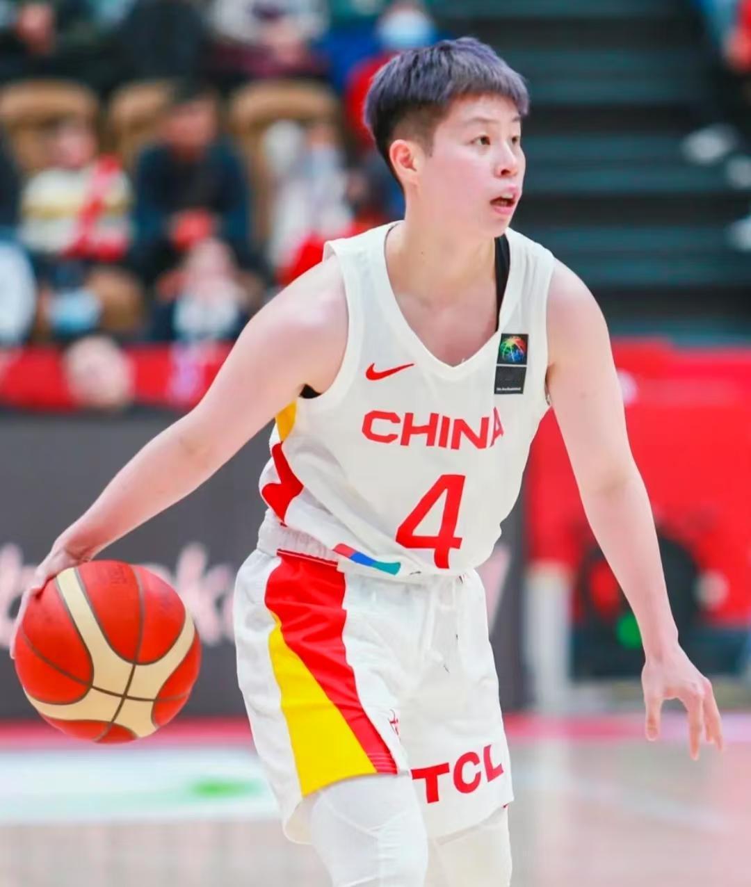 中国女篮已经打了四场热身赛，但李缘的去留成为宫鲁鸣的最大难题。
 
支持者认为，