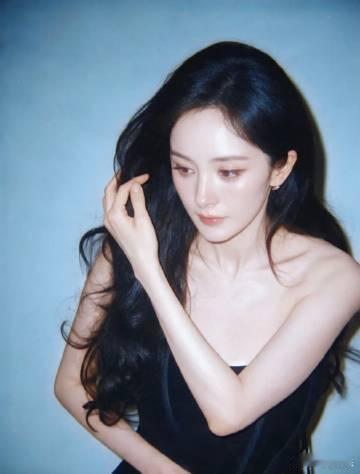 杨幂出神图就像呼吸一样简单 活动现场无滤镜抓拍，状态完全在线。别人出一张神图要碰