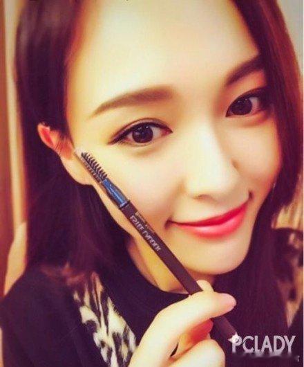 唐嫣你又开始自己画眉毛了吗唐嫣在米兰时装周以黑长直造型亮相时，重现标志性粗直一字