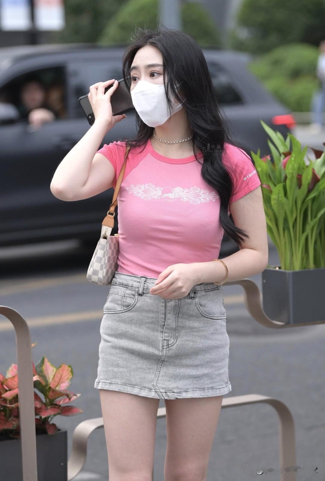 元气少女穿搭指南：粉色T恤+牛仔短裙，清新又时尚