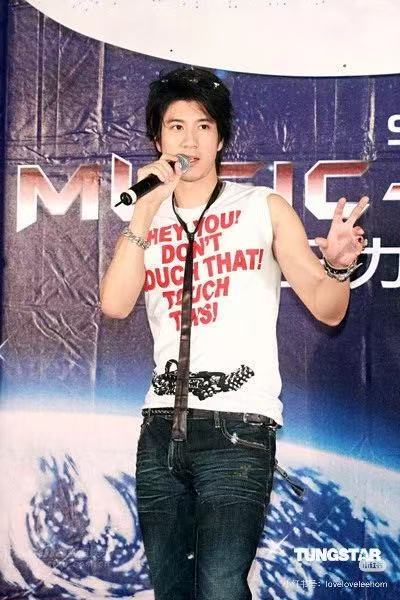 我王力宏素颜和08年没差 08 年献唱北京欢迎你、奔波各地开巡演，时隔多年长相依