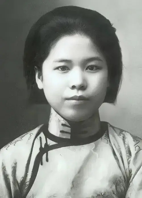 1947年，特务们将杨虎城的夫人谢葆真牢牢捆住，又用针头扎进她的大腿，谢葆真顿时