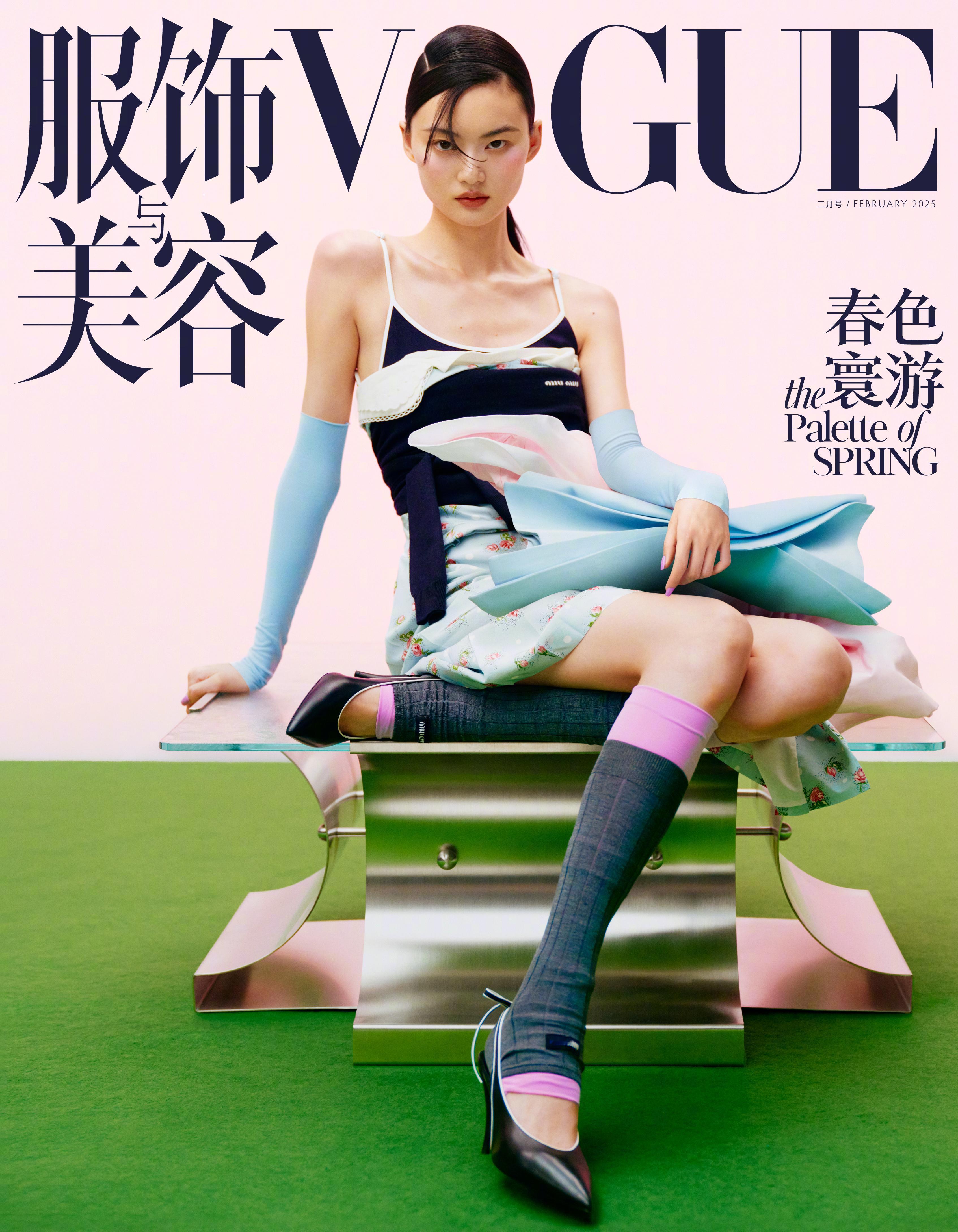 身穿Miu Miu 登上《VOGUE〉2025年2月刊封面。采访中她回顾自己去年