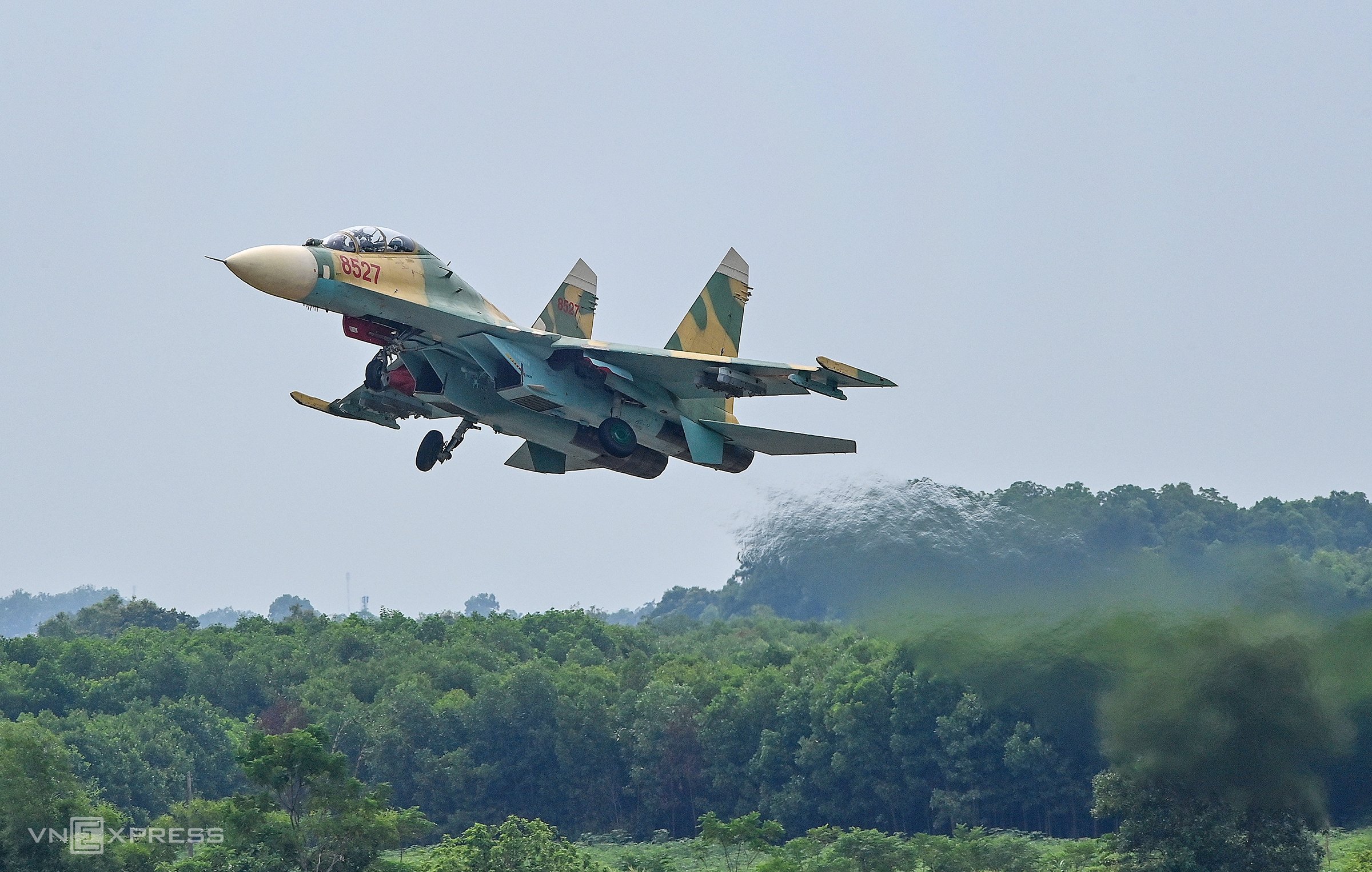 周一，越南空军在清化省举行了一场大型空中演习，演习中包括多架俄制Су-30МК2