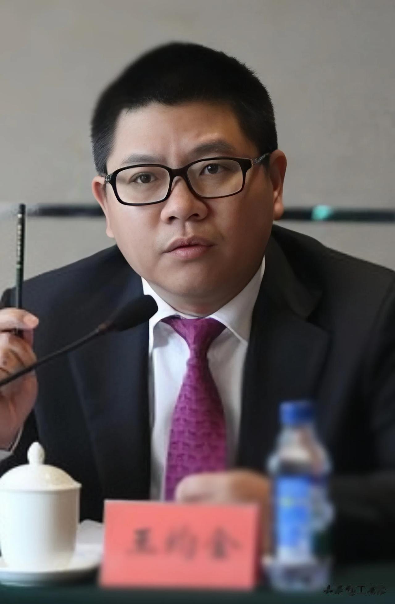 身价百亿的王均金，是三家公司的老板，为了精准扶贫，他假扮成农民工来到工地，对师傅