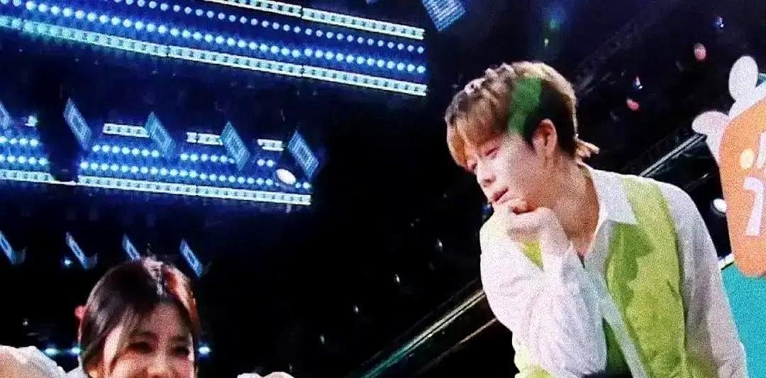 陈楚生王栎鑫，在娱乐圈这名利场绞肉机里，拿下了最难的冠军：17年兄弟连。
这防守