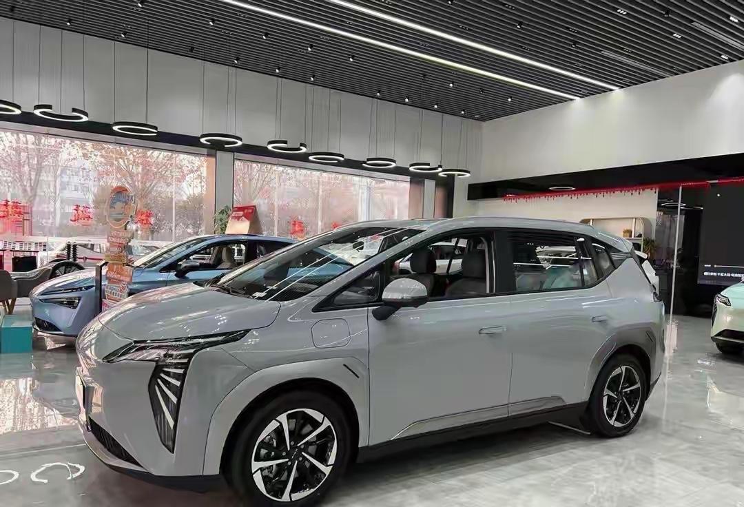 我那天刷京东，看到广汽和宁德时代一起搞了台4.99万的“国民好车”，叫埃安UT 