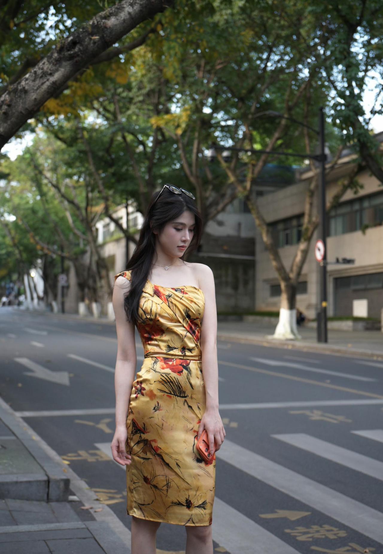 春日生活打卡季旧时光在裙角的碎花里苏醒，树影斑驳的街道，是我私藏的港风片场。高跟