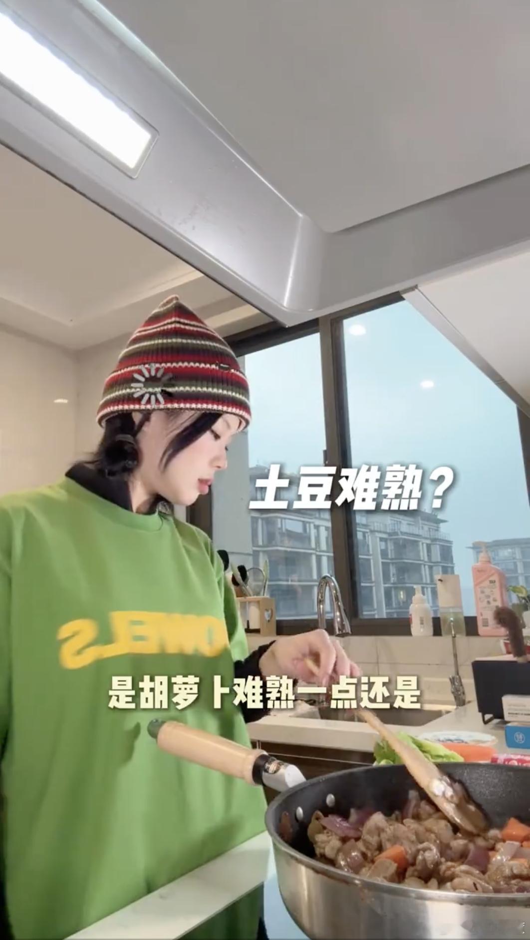 万妮达做饭像坐过山车新说唱战队淘汰赛地狱开局新说唱2025 说到Vinida做饭