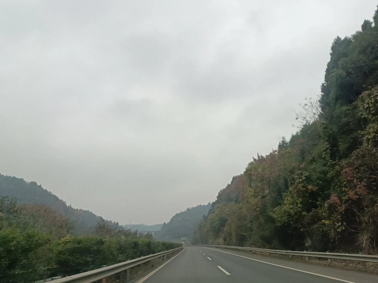 周六的绵遂高速上车并不多！今天下午从绵阳到遂宁，150公里的路程，经常会遇到看不