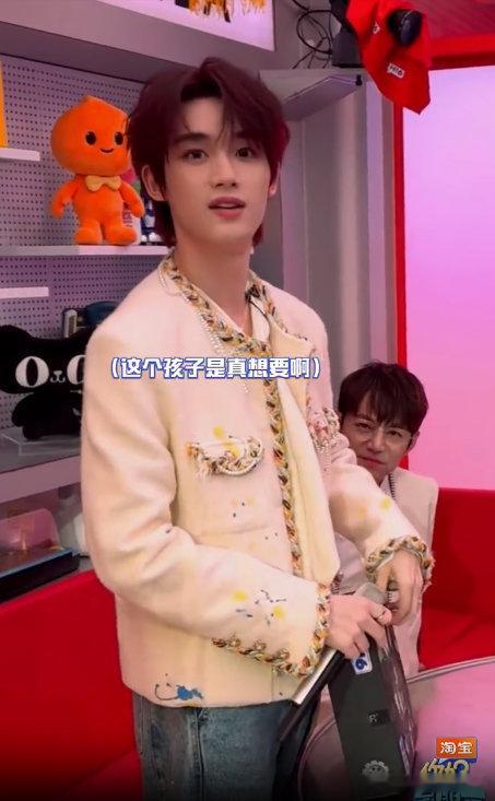 何炅夸丁程鑫是时团里唱跳俱佳形象最好何炅夸丁程鑫是时团里唱跳俱佳形象最好，何老师