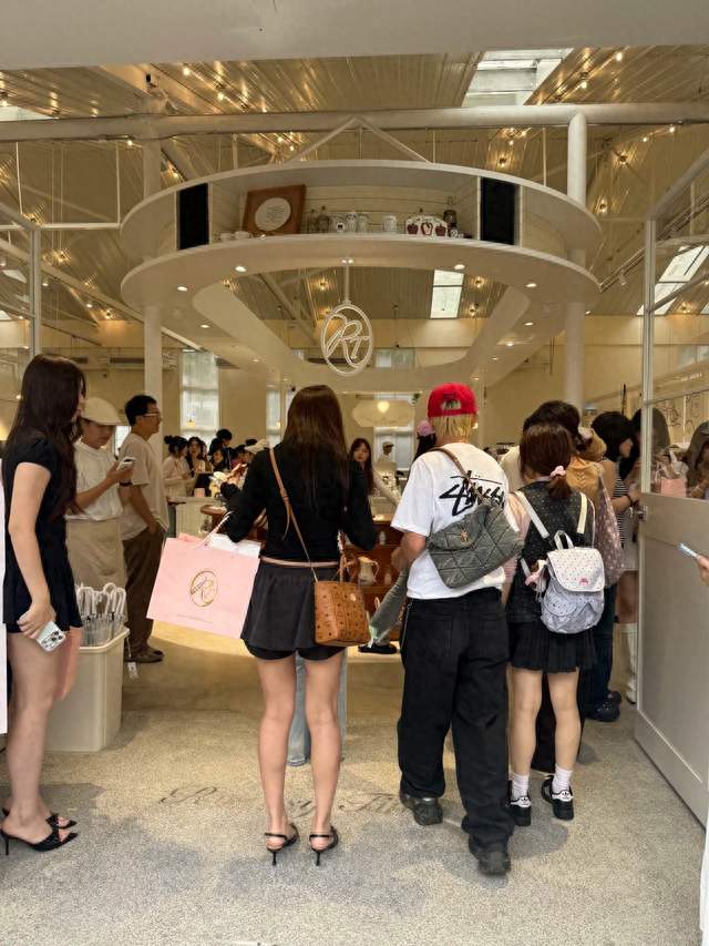 一块78元的无蛋奶黑芝麻糕，成了赵露思甜品店最受欢迎的爆款？