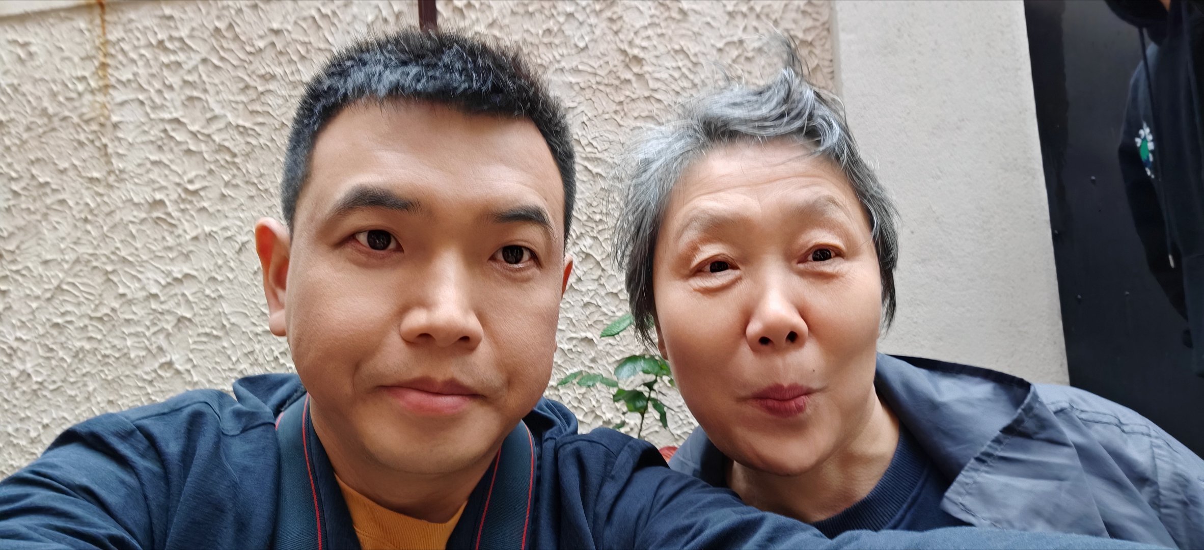 刘阿姨是老上海人，1958年生，1976年在上海纸盒11厂做机修工，这厂后改名人