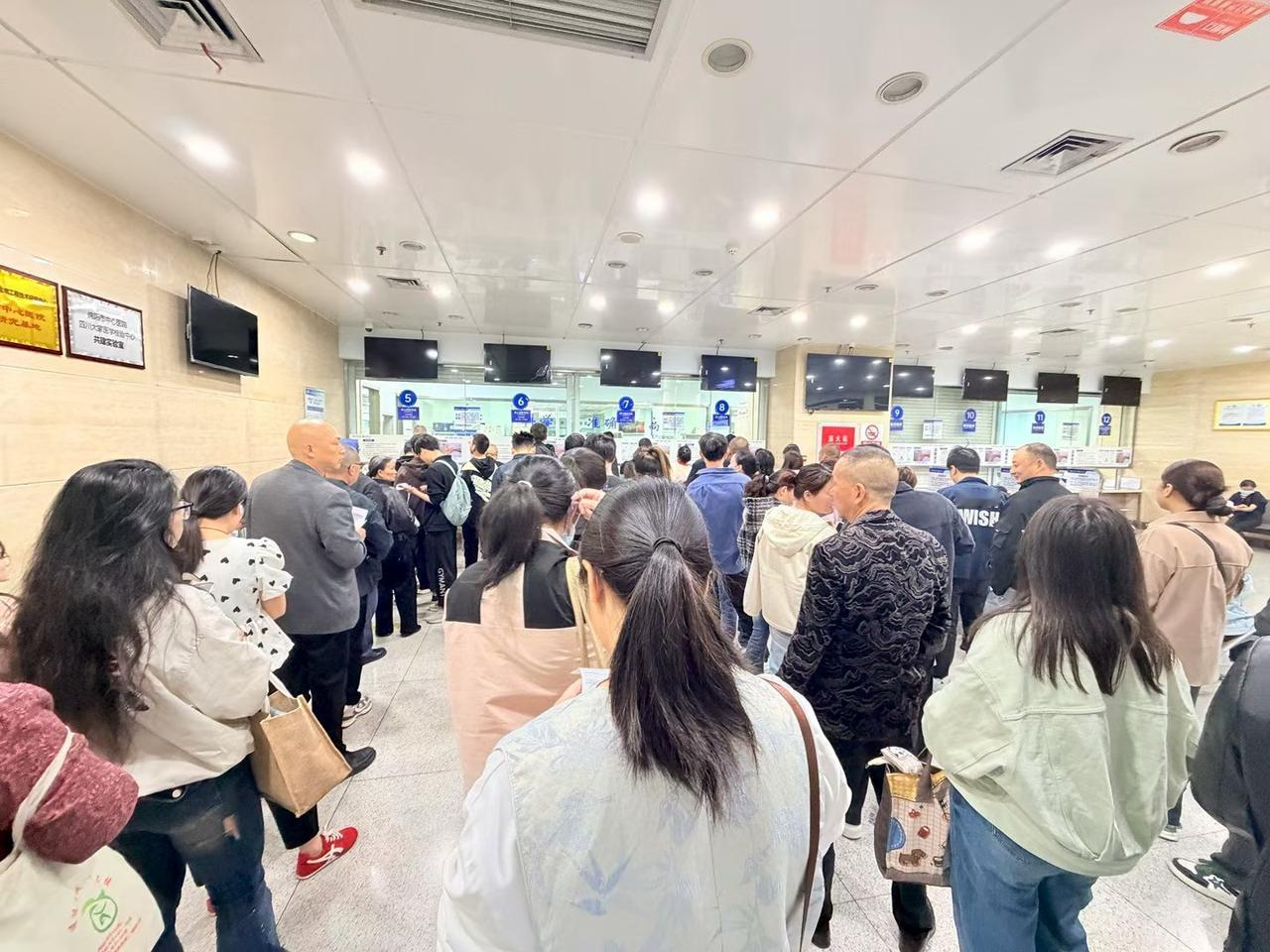 本来想着休假的时候找个人少的时间来医院，结果人还是这么多，真是让人崩溃啊！