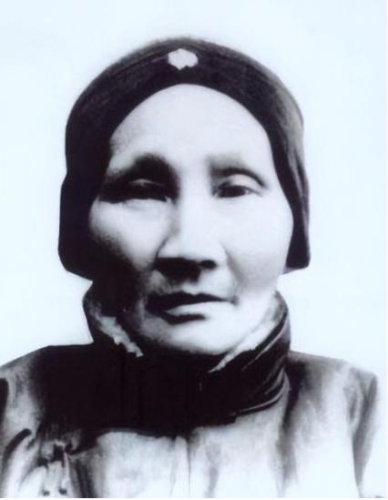 她是清末寡妇尼姑，难耐寂寞半路还俗嫁人，生下一子祸害中国至今，她就是王采玉。
 