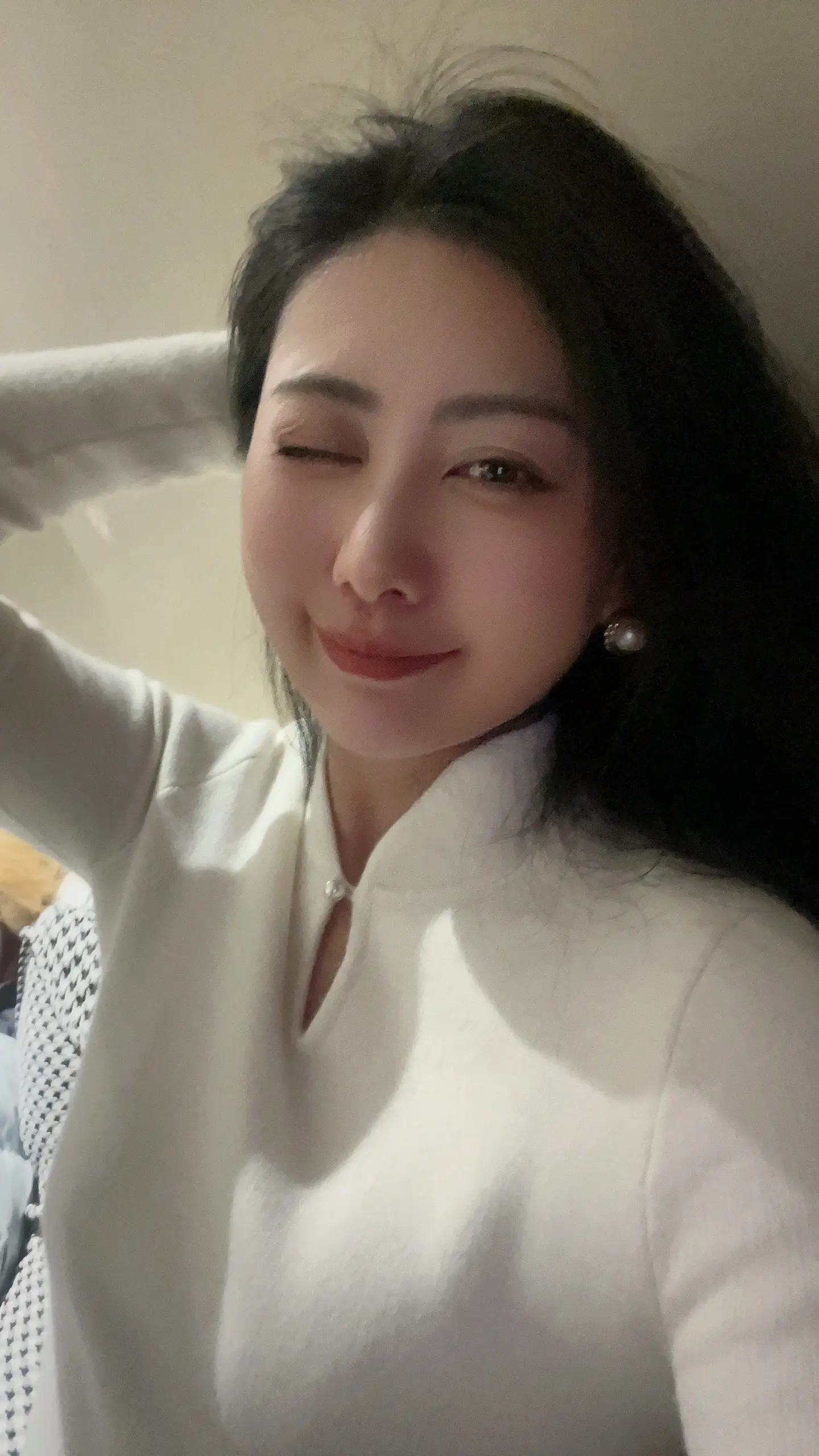 春风不解风情，吹动少女的心。