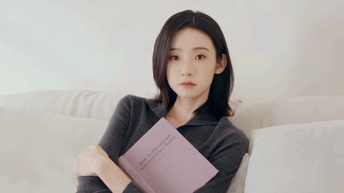 张艺凡松弛感这块 张艺凡这组美拉德风居家照简直是松弛感的典范！慵懒的发型搭配暖棕