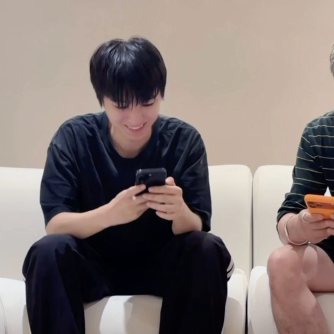 其实感觉咪很开心，虽然有在强行忍住，但笑意还是偷偷跑出来🥺小凯，真的很多很多人