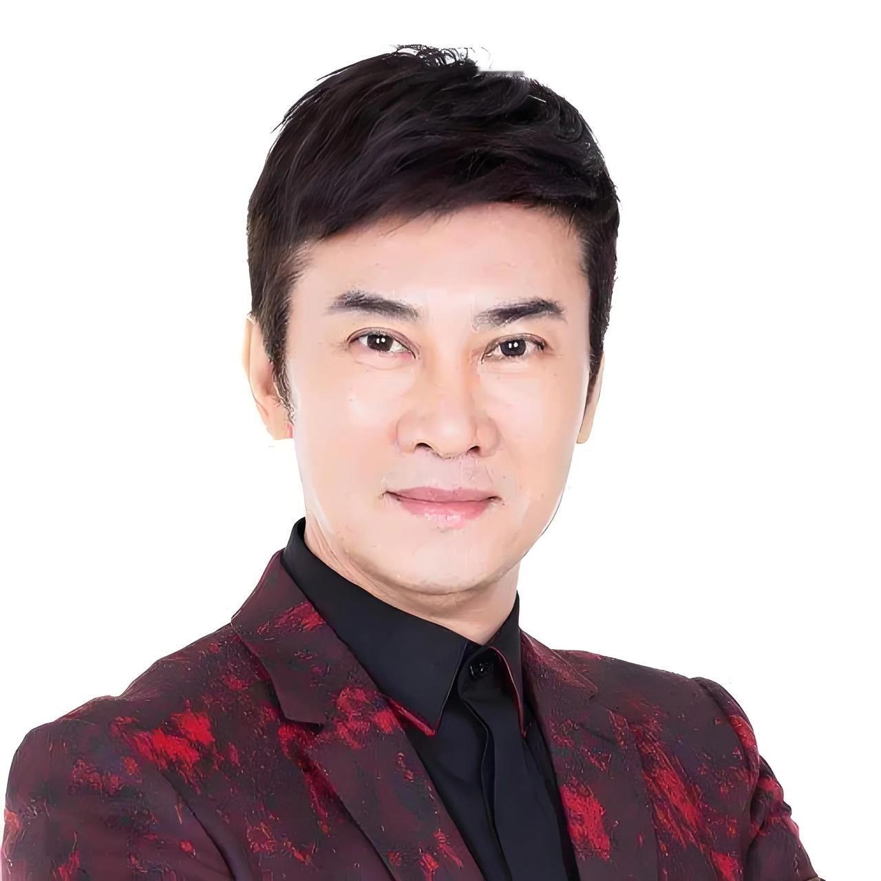 江涛说自己参加青歌赛的时候已经三十岁了，儿子都好几岁了。家人、同事、朋友都反对，