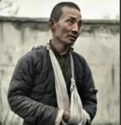 1943年，新四军团长汤景延叛变，打死3名新四军战士后，带着600多人投靠日军，