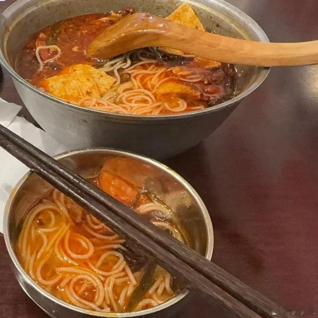 拍了迅速开吃，家楼下新开了一家米线，深夜食堂受不了受不了了[馋嘴][馋嘴][馋嘴