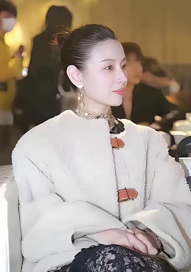 她的美无人能敌，就算是张柏芝、董璇见了都是甘拜下风的存在
她的皮肤细腻光滑有光泽