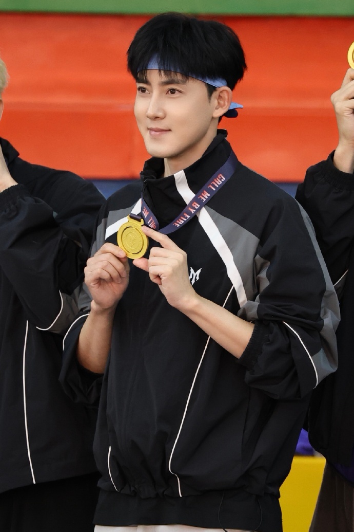 张睿来披哥解锁了多重身份  张睿这趟披哥真没白来，唱跳戏腔轮着上，主持rap也顺