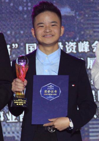 他曾在山崩地裂间逆行，于残垣断壁中托举生命，稚嫩肩膀扛起超越年龄的责任，时光荏苒