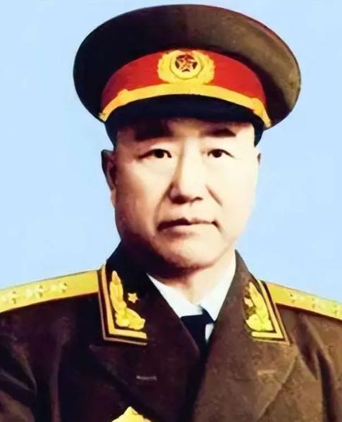 他从兵团司令员降为军长，55年授衔毛主席怒斥道：他不可不授上将。1952年，全军