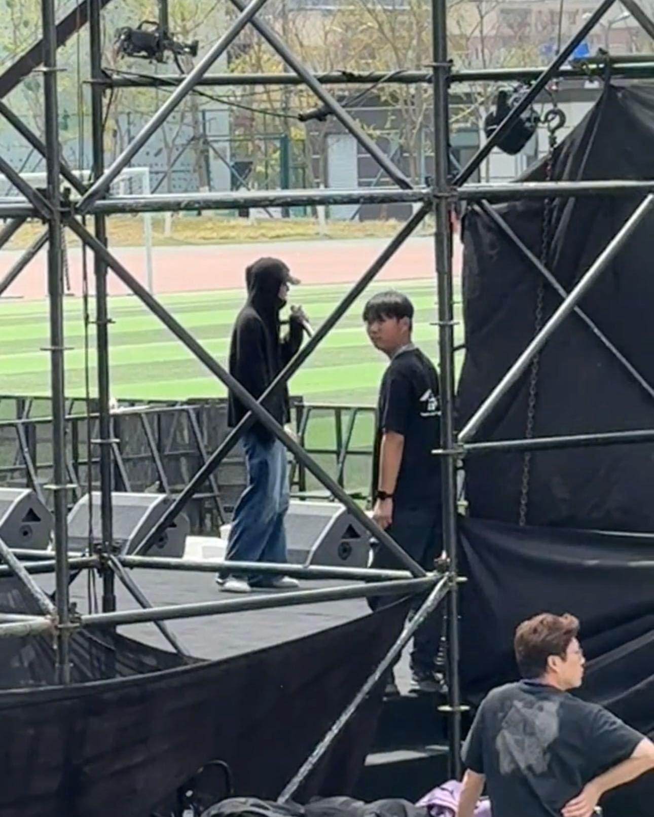 网友成都大学偶遇王赫野成都大学偶遇王赫野刷到成都大学偶遇王赫野的动态，低调到快认