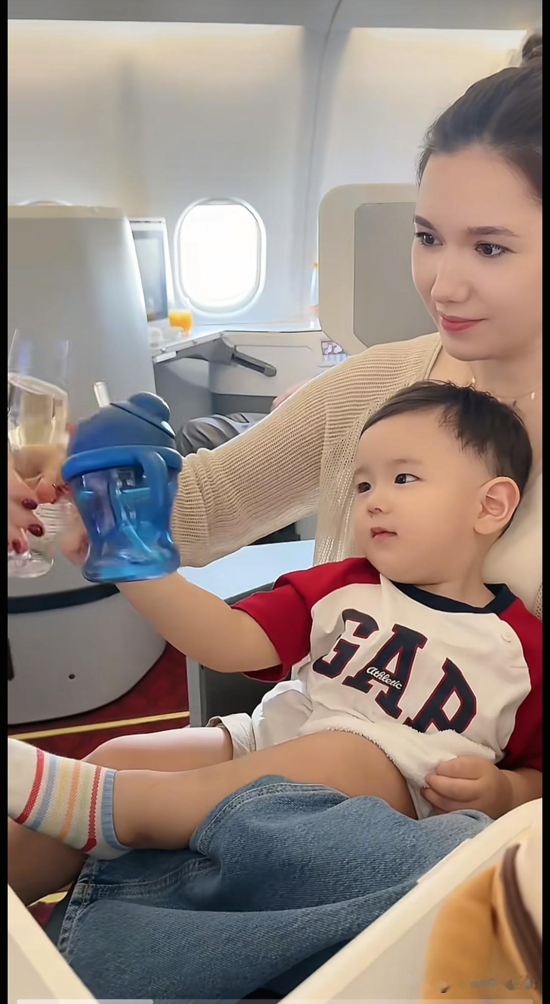 小缇安终于见到俄罗斯的姥爷和姥姥了，崔姐跟父母见面的场景好感人，团聚时刻总是分外