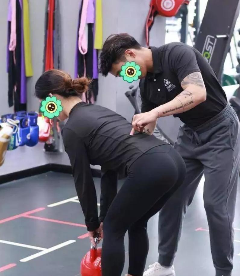 58岁大妈痴迷23岁健身教练，房车内共度一夜后酿血案！

“妈，你俩就不合适，差