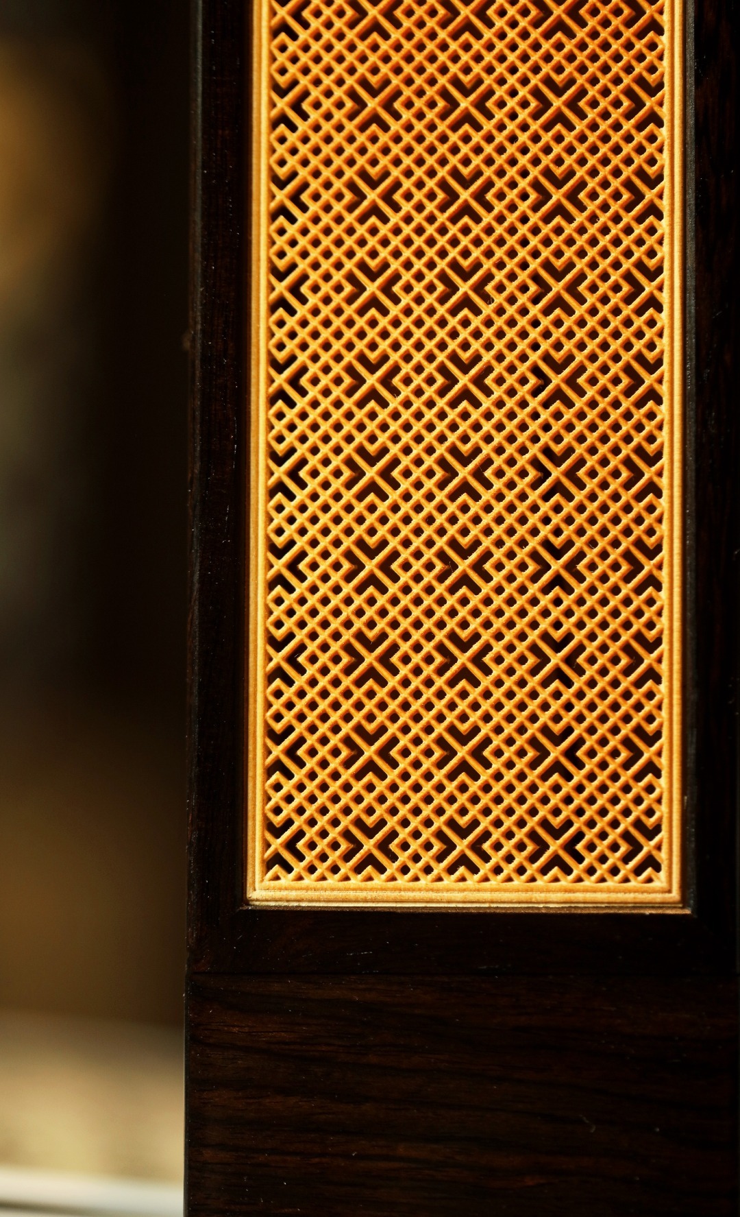 紫光檀×黄杨木 | 香炉经典手作，纯榫卯架构，透雕吉祥窗格纹；烟云缭绕，空间陈设