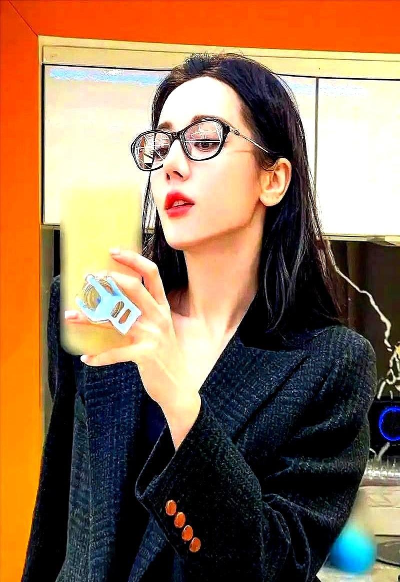 迪丽热巴放着豪宅不住，天天住酒店。

她这选择，这选择背后其实很现实。一年超过3