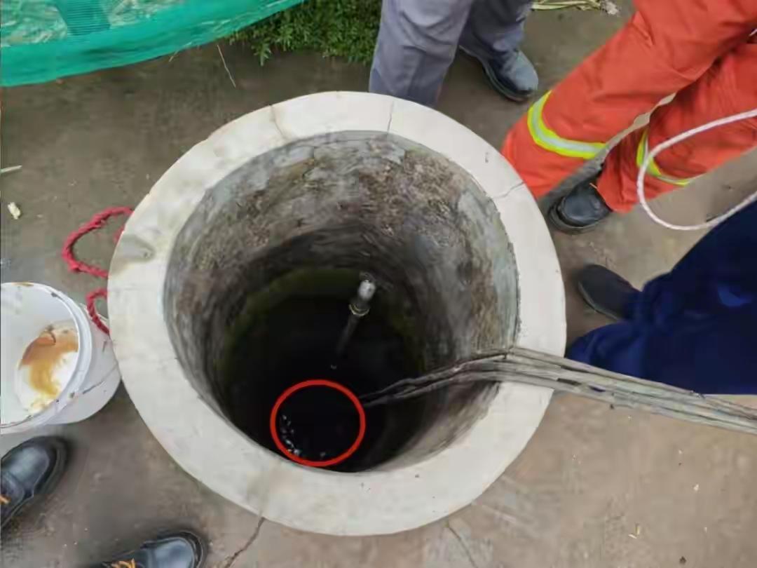 大娘打水途中突然徒手爬进约7米深井下，吓坏一众村民

这不是电影剧情，更不是虚构