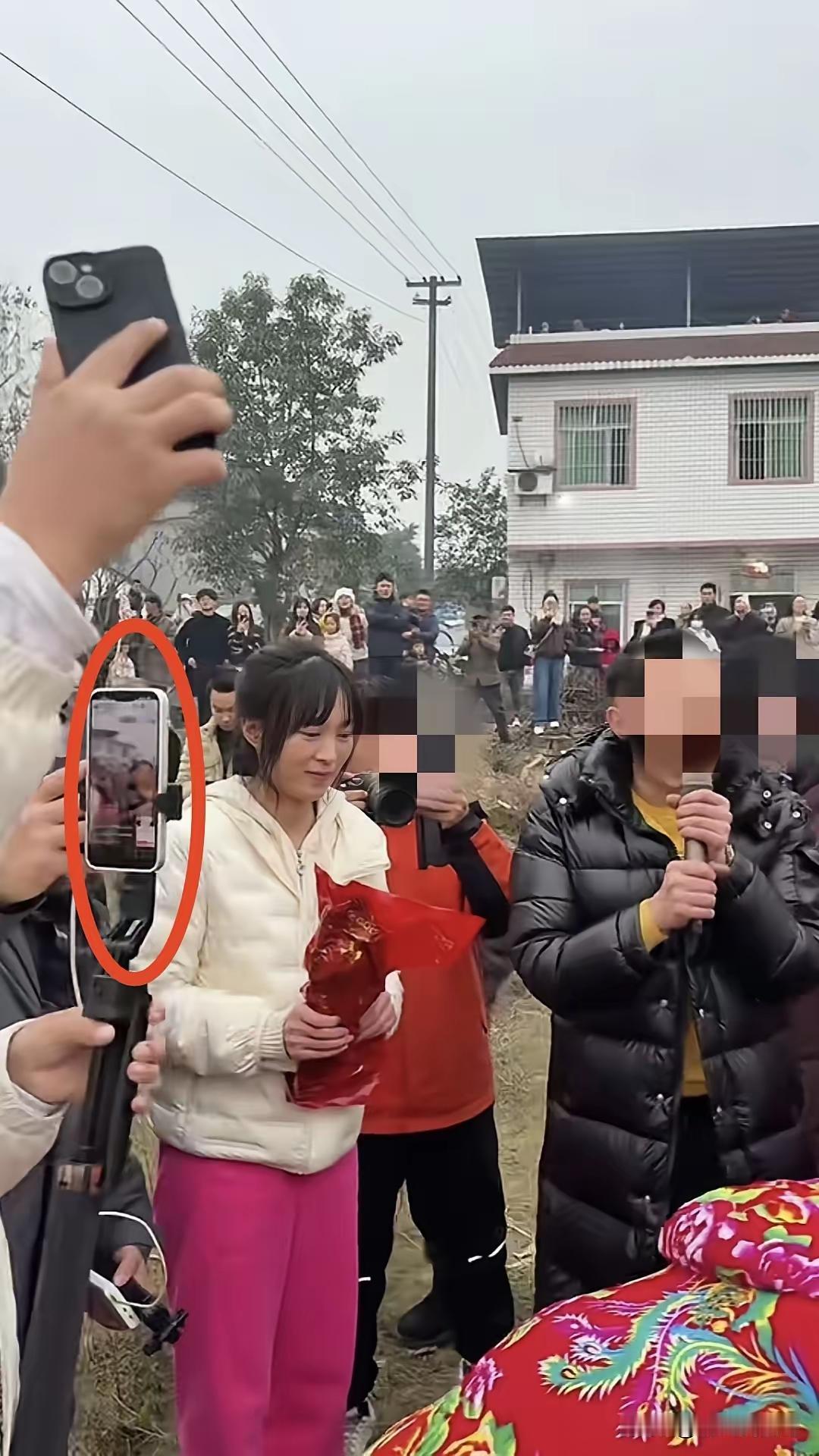 合川的“呆呆”现在估计肠子都悔青了！

她后悔的不是粉丝数一夜之间暴涨36万，也