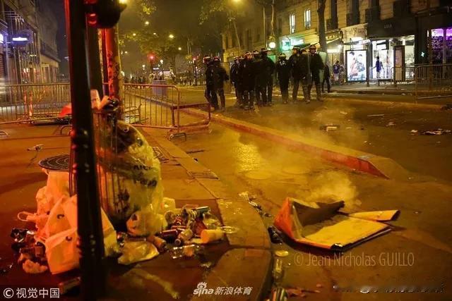 0-2惨败引爆巴黎！7万警力难挡街头骚乱，160人被捕背后谁在失控？

法国0-