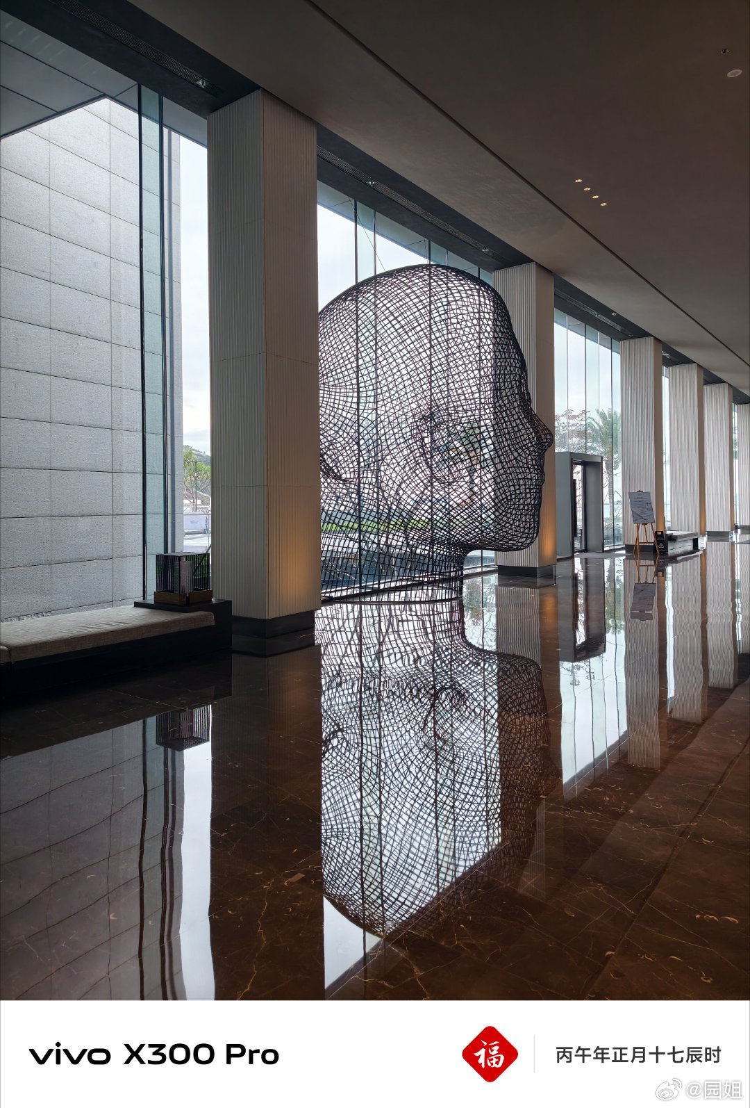 酒店这个雕塑真有格调。一会儿去喝杯咖啡休息一下