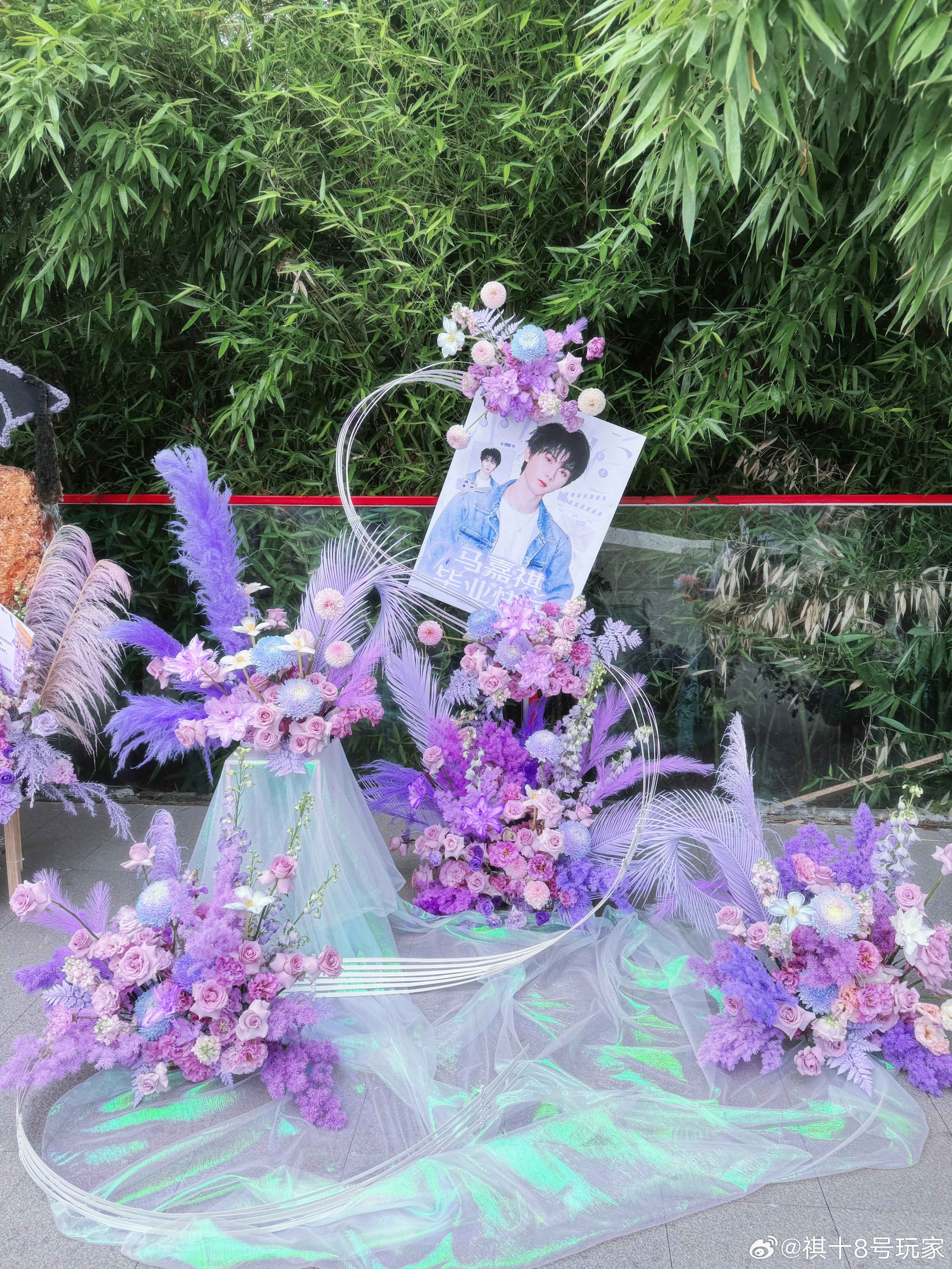 马嘉祺毕业典礼花篮应援毕业快乐嘉祺 人生的又一阶段结束了 往后的路我们还要一起走