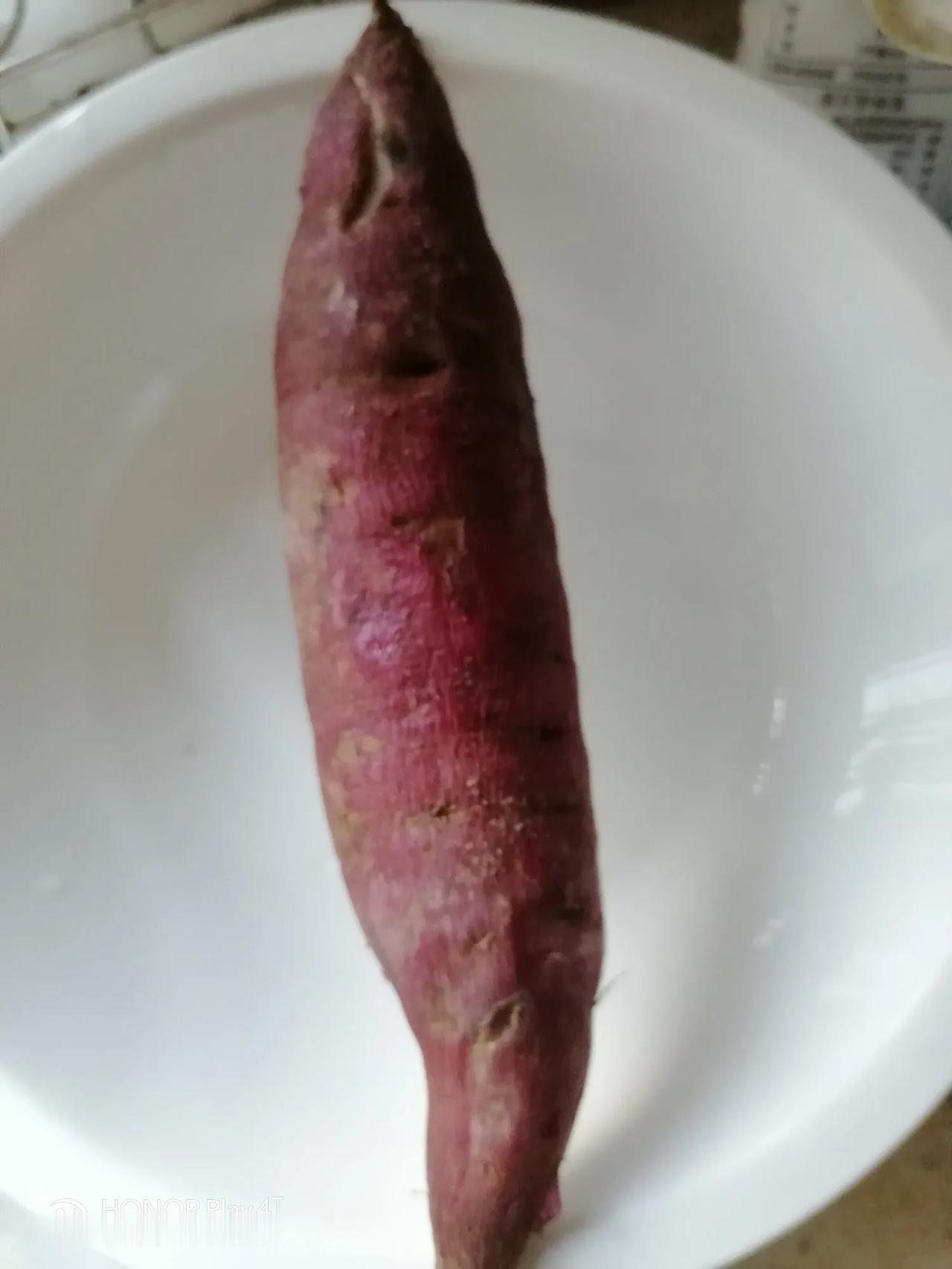 红薯，在我们老家叫山芋。
山芋这东西挺好吃，价格也不贵。昨天我买了五斤山芋，才七