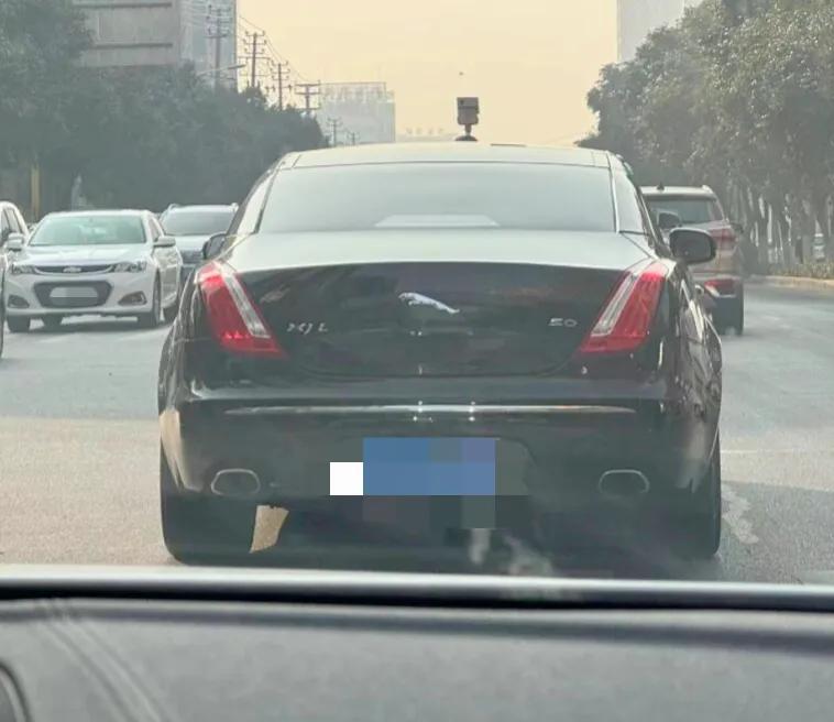 5.0排量的捷豹XJ是属于什么水平？xj应该是很多男孩曾经最爱的车吧！雪茄式的修