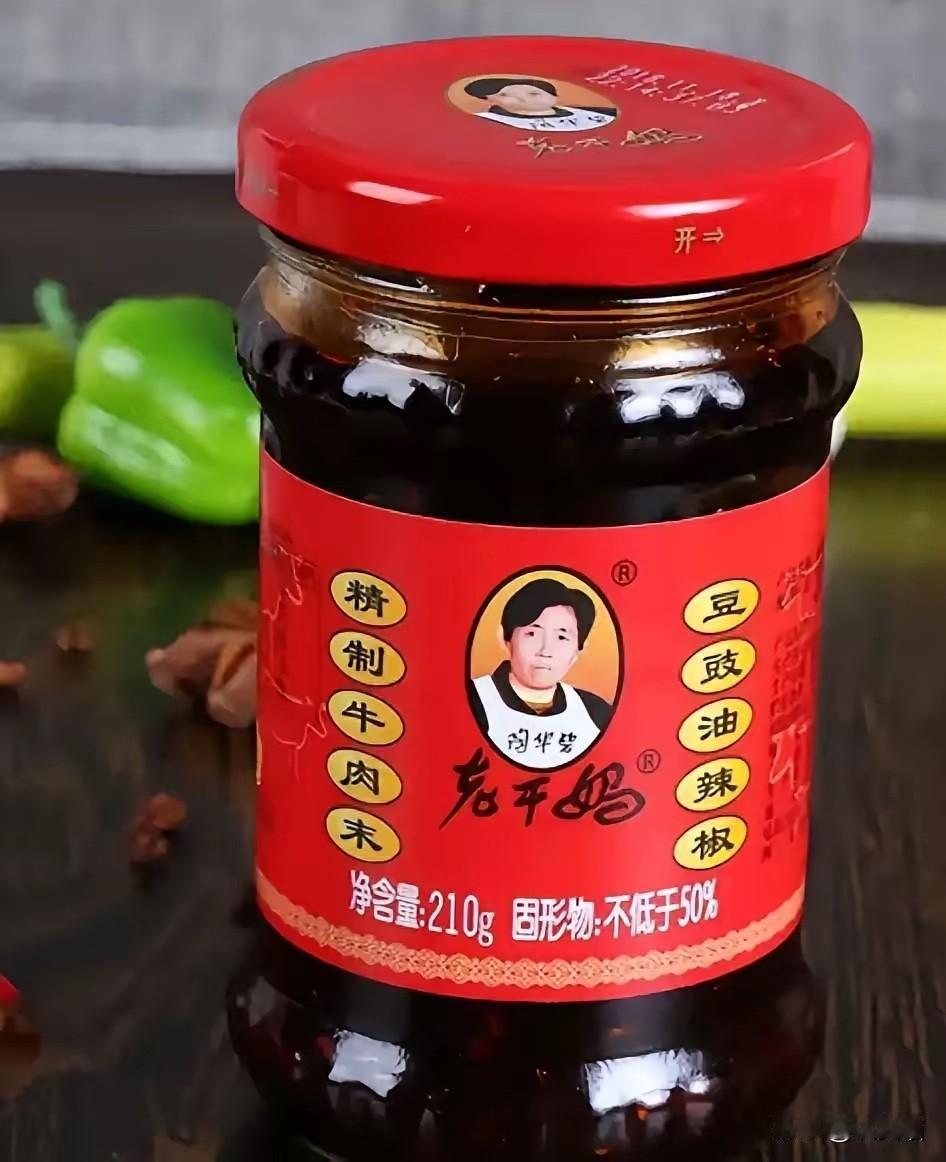 老干妈这回踩的不是辣椒，
是人心。
六百多人的拣椒线，AI一上只剩四十八个，机器